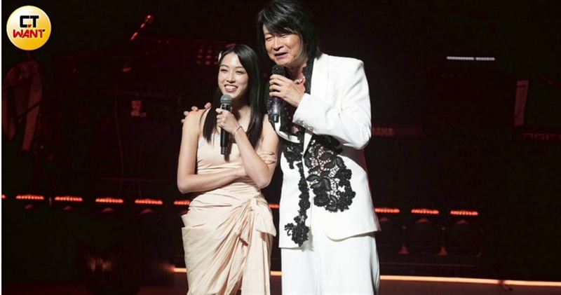 星二代游宇潼今年4月擔任爸爸游鴻明演唱會嘉賓,游鴻明還幽默以「包養26年的正妹」來介紹女兒出場。(圖/蘇聖倫攝)