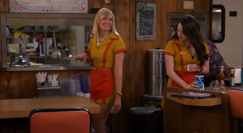 《破產姊妹花》(2 Broke Girls)是美國知名情境喜劇。(圖/翻攝自youtube@2 Broke Girls)