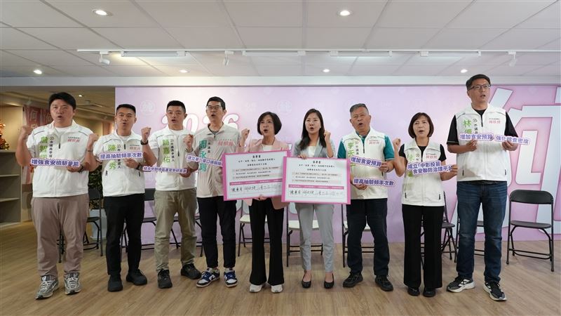 民進黨台中市長參選人何欣純、苗栗縣長參選人陳品安、彰化縣長參選人陳素月、南投縣長參選人温世政,提出「中彰投苗保障食安共同3主張」(圖/何欣純辦公室提供)