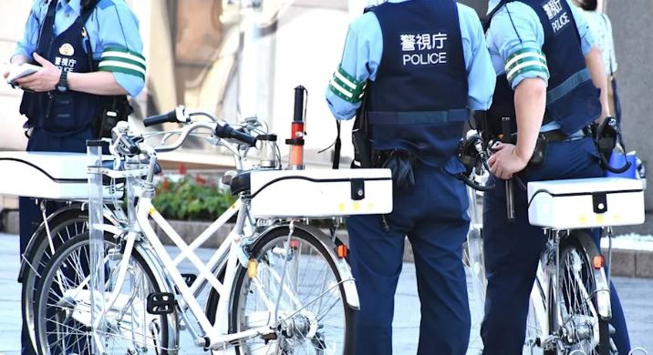 一名22歲台灣籍男大生涉嫌在日與多名詐騙集團人員共謀,假冒警察身分騙取2名老婦存款。(圖/photoAC)