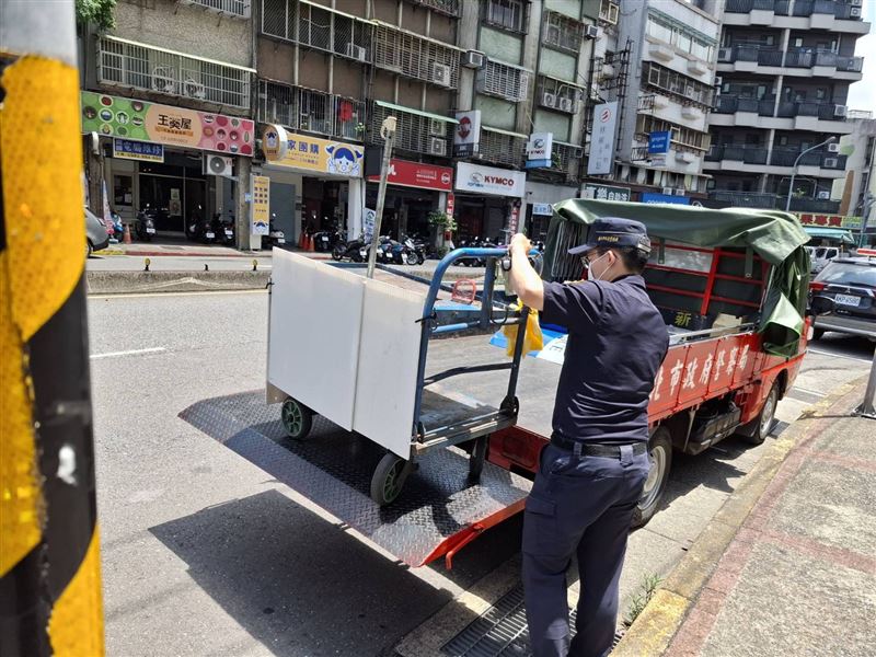 王婦光是今(2026)年就被開了17張罰單,其攤車遭到沒入。(圖/翻攝畫面)