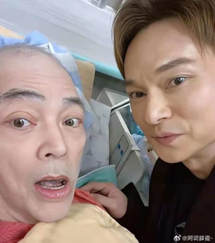 經紀人方俊(右)痛批院方長達一年半沒有替張偉文洗澡。(圖/翻攝自微博)