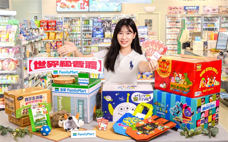 全家便利商店開賣多款IP肖像及寵物福箱。(圖/品牌業者提供)