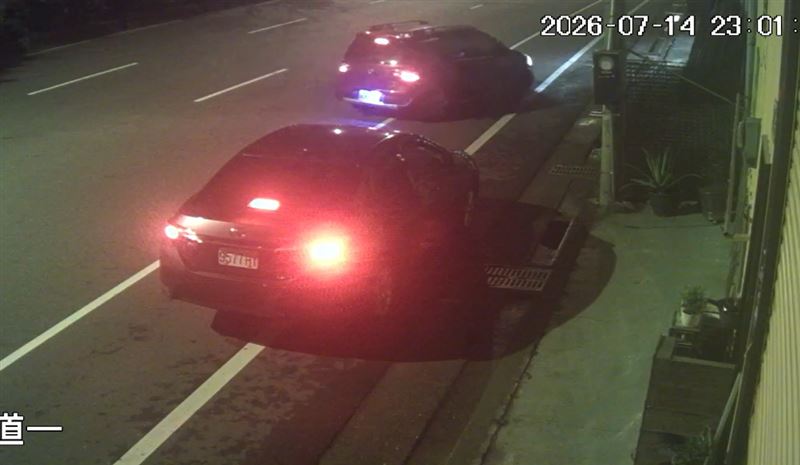 3名搶匪搭乘兩輛轎車,進入鐵工廠行搶。(圖/翻攝畫面)
