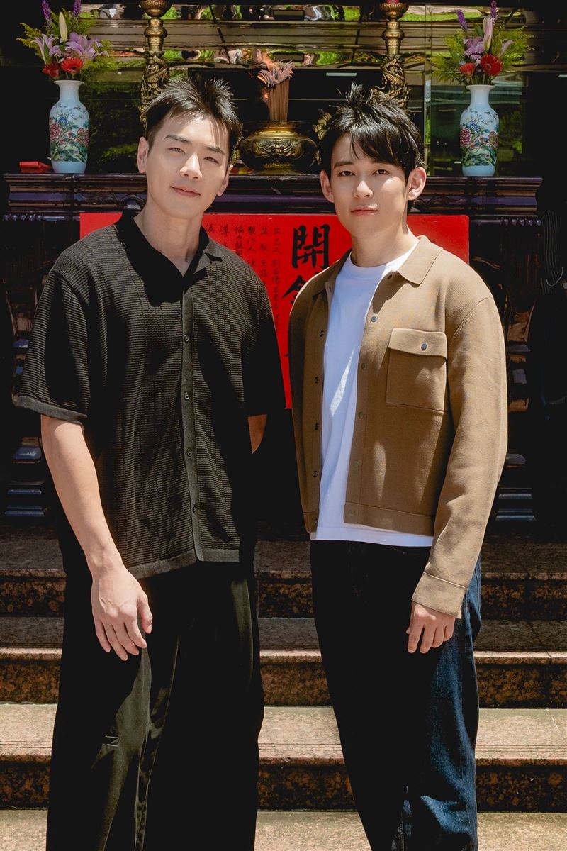 禾浩辰(左)挑戰冷峻檢察官成反差;徐鈞浩(右)一圓律師夢笑稱「像被整」。(圖/華視提供)