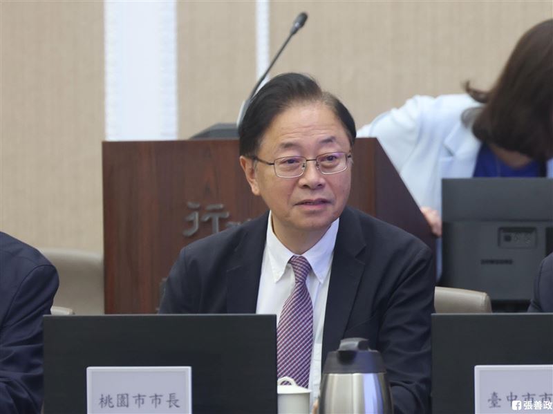 杜承哲醫師說,食安不分藍綠,桃園市長張善政有把關苯駢芘,給他一個乖寶寶章。(圖/翻攝自張善政臉書)