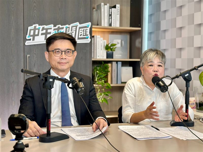 民進黨高雄市長參選人賴瑞隆今(22)日接受媒體人黃光芹專訪。(圖/CNEWS匯流新聞網 中午來開匯提供)