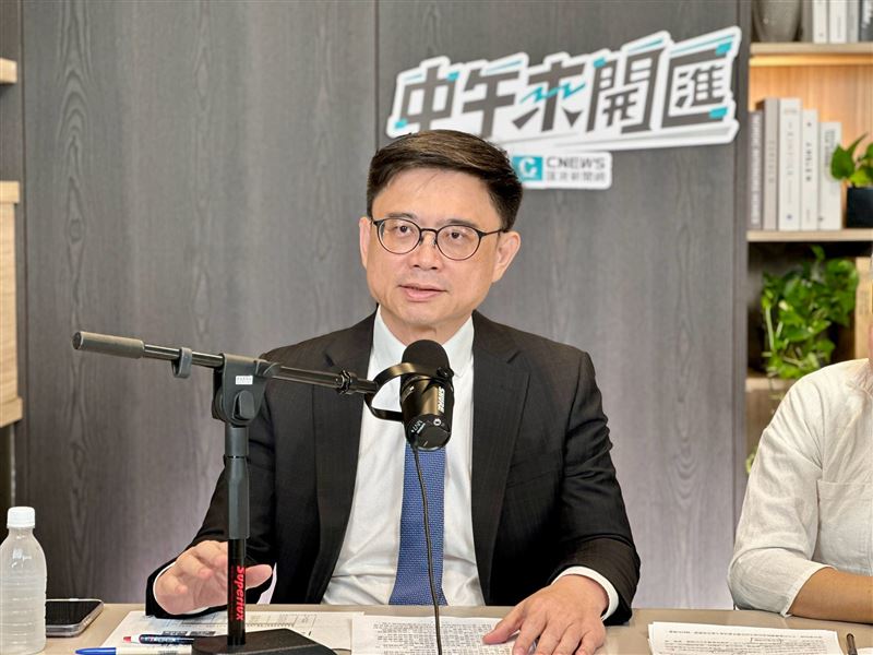 民進黨高雄市長參選人賴瑞隆今(22)日接受媒體人黃光芹專訪。(圖/CNEWS匯流新聞網 中午來開匯提供)