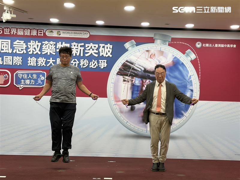 45歲吳先生(左)經過治療與復健,自理生活無虞,還可以重拾運動。(圖/記者簡浩正攝影)