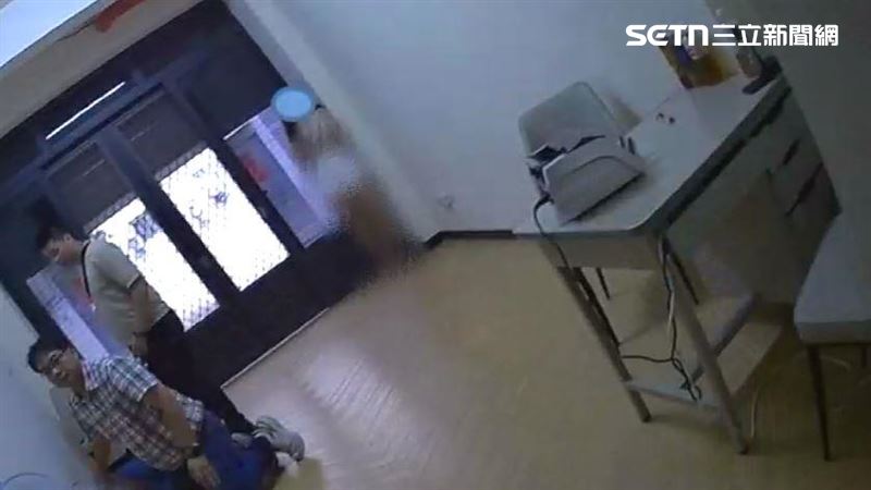 臺中市警方日前破獲一起虛擬貨幣詐騙案,主嫌張姓男子在臺中北區的小巷弄裡租了一間簡陋房間,騙被害人拿現金或黃金前來交易,詐騙贓款高達約1億元