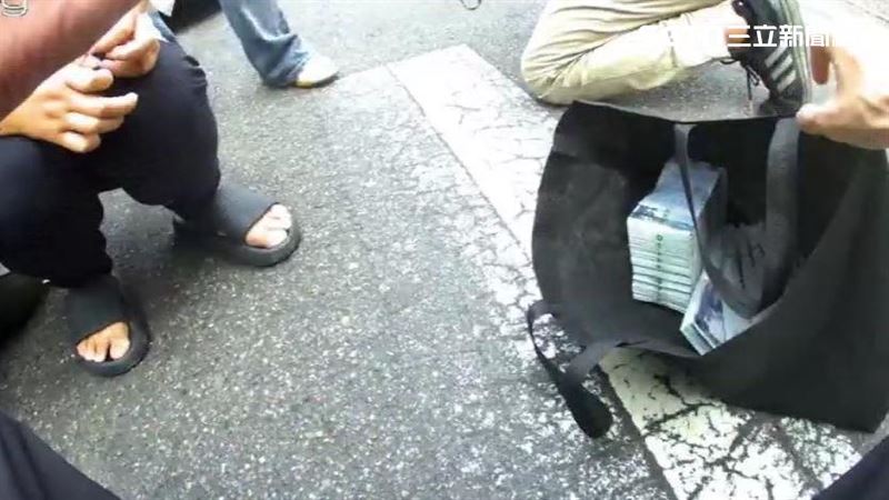 員警在民宅後門截獲帶著贓款的林姓女車手