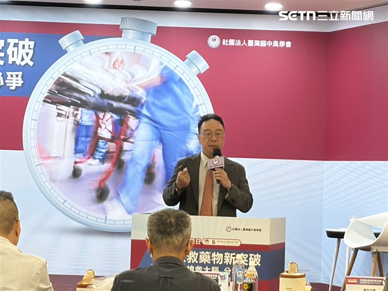 台灣腦中風學會理事長陳龍表示,一旦發現臉歪嘴斜、單側無力或口齒不清等疑似中風症狀,不要猶豫,馬上撥打119,走快速通道就醫。(圖/記者簡浩正攝影)