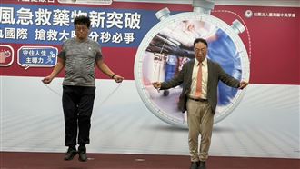 睡前拿不住水杯竟中風！醫1治療救了他