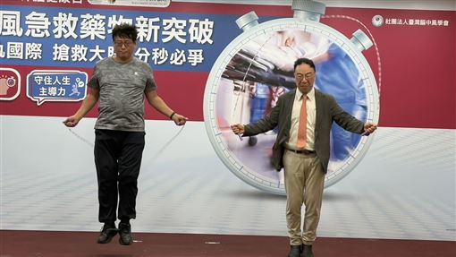 睡前拿不住水杯竟中風！醫1治療救了他