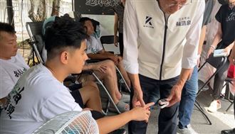 為藍絕食小雞看診！蘇清泉喊：血壓剩110