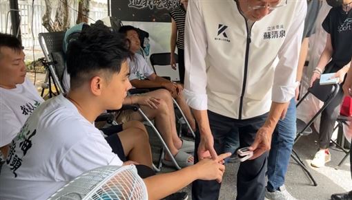 為藍絕食小雞看診！蘇清泉喊：血壓剩110