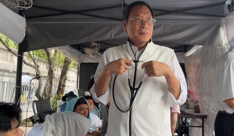 蘇清泉親自幫藍營絕食小雞看診,稱快頭暈了(圖/翻攝自國民黨立法院黨團臉書)