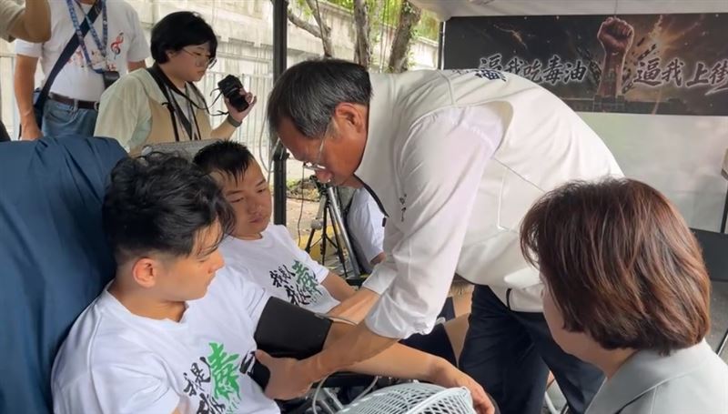 蘇清泉親自幫藍營絕食小雞看診,稱快頭暈了(圖/翻攝自國民黨立法院黨團臉書)