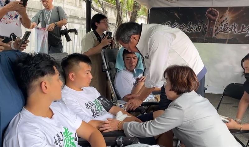 蘇清泉親自幫藍營絕食小雞看診,稱快頭暈了(圖/翻攝自國民黨立法院黨團臉書)