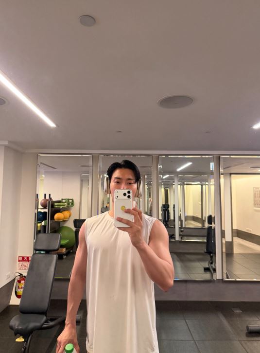 始源工作之餘不忘抽空到健身房運動。(圖/翻攝自X平台)