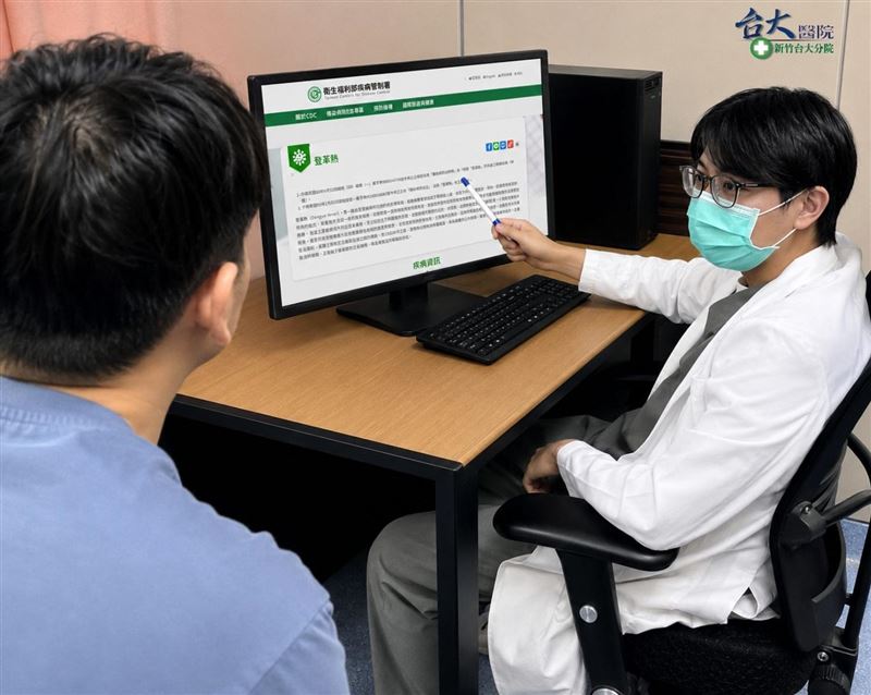 新竹台大分院急診醫學部醫師陳麒心向病人說明登革熱症狀及重症警訊,提醒民眾提高警覺,出現疑似症狀應及早就醫。(圖/新竹台大分院提供)