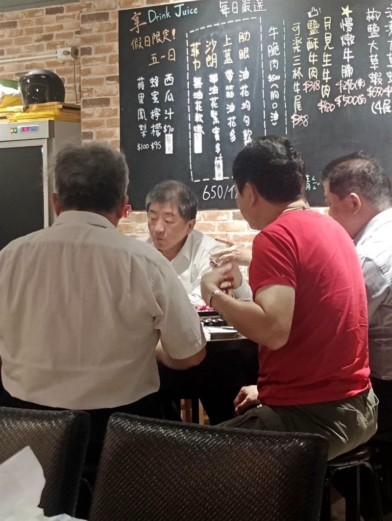 國民黨台北市議員李明賢今 (22)日在臉書PO出陳時中與人吃飯喝酒的畫面。(圖/翻攝李明賢臉書)