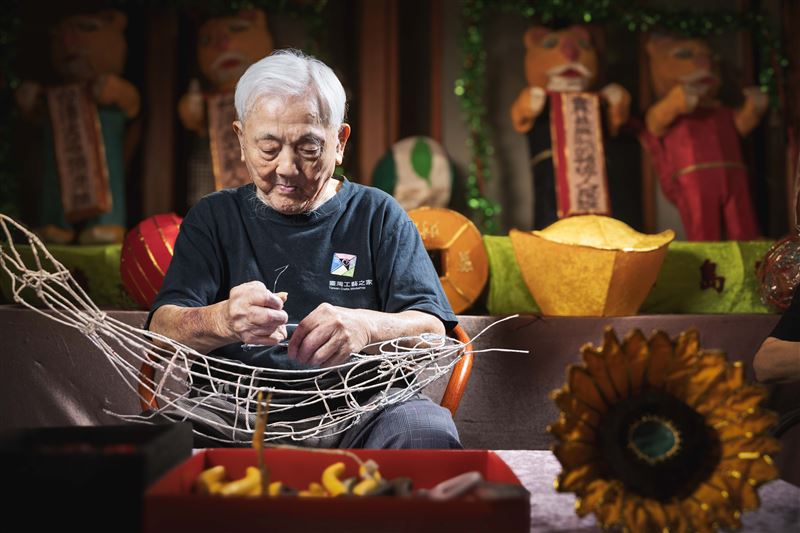 蕭在淦藝師自10歲起學習製作花燈,歷經90載,創作、教學至終。(圖/新竹市政府提供)