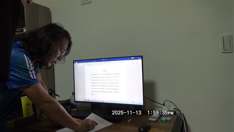 警方前往項姓主嫌住處執行搜索,現場檢視並扣押涉案相關電腦文件資料。(圖/翻攝畫面)
