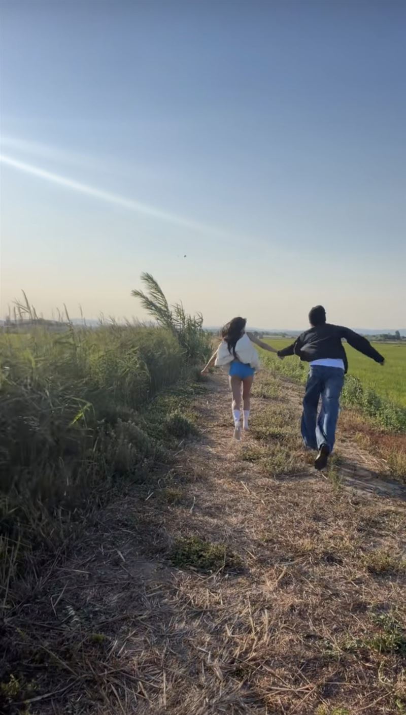 Jennie牽起男模Kai的手，在草地上奔跑。（圖／翻攝自TikTok @jennierubyjane）