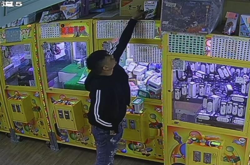 男子假意投幣夾娃娃、撕兌獎號碼，趁四下無人直接偷走獎品，以相同手法偷遍大台中地區。（圖／翻攝自Threads @fooo_0108）