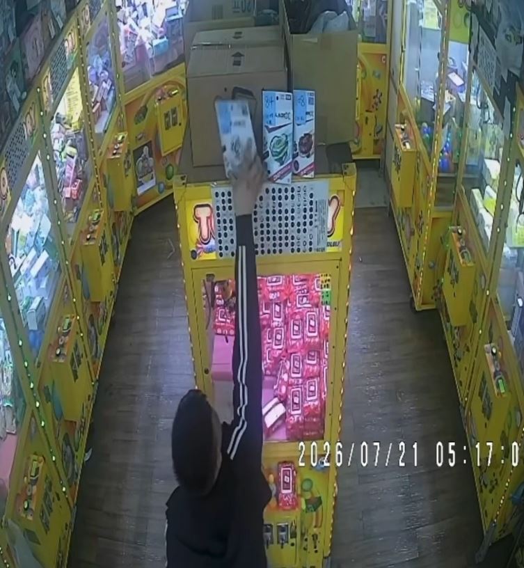 男子沒遵守兌獎規定，直接拿走娃娃機台上的戰鬥陀螺獎品。（圖／翻攝自Threads @fooo_0108）