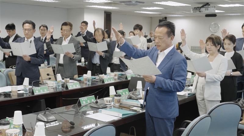 民進黨召開中執會，會前舉行第二十二屆中評委員及主委、中執員、中常委宣誓就職典禮，黨主席賴清德也特別請大家吃炸肉圓（圖／民進黨提供）