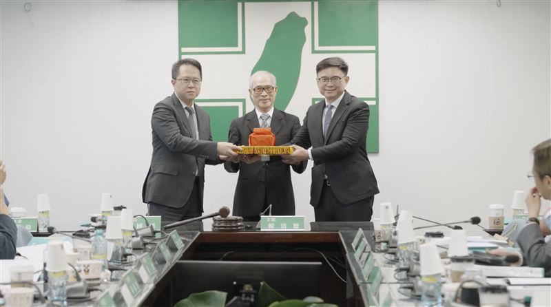 民進黨完成黨職改選,新舊任中評委邱志偉、賴瑞隆交接(圖/民進黨提供)