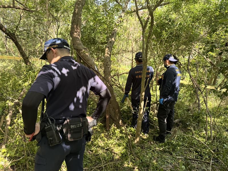 警方趕抵現場進行鑑識,後續將相驗確認死因並嘗試從失蹤人口找出可能關聯。(圖/翻攝畫面)
