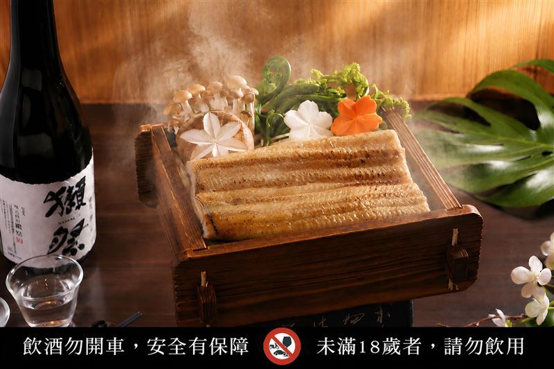 充滿視覺效果的「酒蒸白燒鰻」是以蒸籠蒸方式呈現,主廚將白燒鰻放入方形杉木蒸籠中與時蔬一同炊蒸,能完整展現白鰻豐潤細膩的口感。(圖/飯店旅宿業者提供)