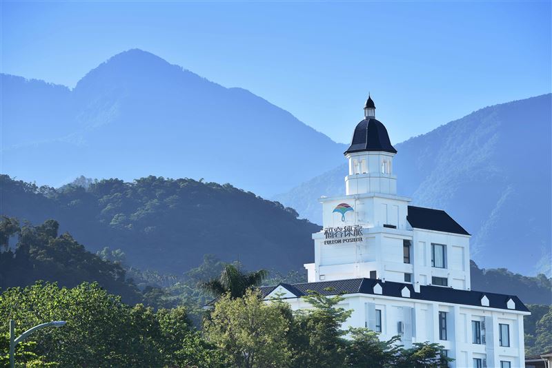 福容徠旅水里白色仿歐式城堡的建築外觀,成為當地明顯的地標。(圖/飯店旅宿業者提供)