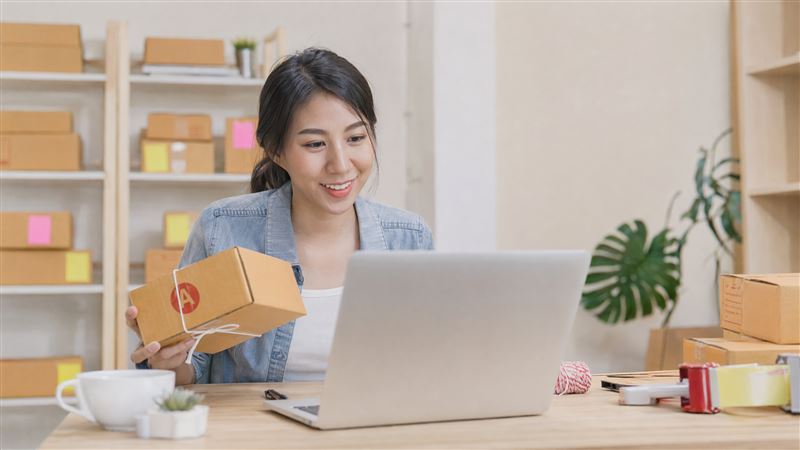 網路流行語層出不窮,蝦皮賣家收到「可以走山嗎?」一頭霧水,追問後才知是「走賣貨便」,奇妙用語引發網友熱議。(示意圖/AI製圖)