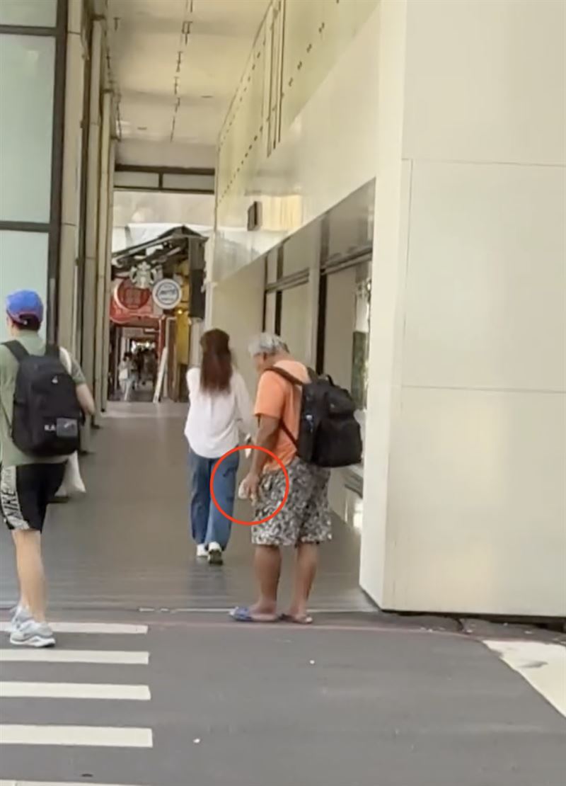 忠孝敦化捷運站附近今(22日)一早有民眾目擊有阿伯手中疑似拿著強力膠吸食。(圖/翻攝自threads@ann_lu__)