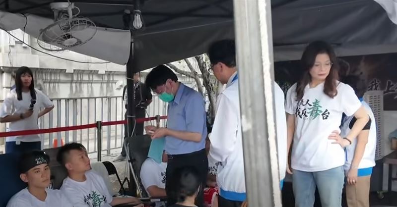 國民黨主席鄭麗文今日再度去探望絕食4人組直呼,要不要吊點滴?提醒「多喝一點水,乖!」(圖/翻攝自張家馨臉書)