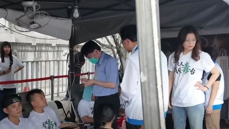 鄭麗文再探望絕食小雞　突喊：他睡得很好