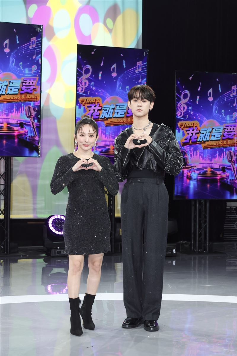愛紗搭檔洪暐哲主持全新打歌節目《我就是要》。(圖/記者田俊彥攝影)
