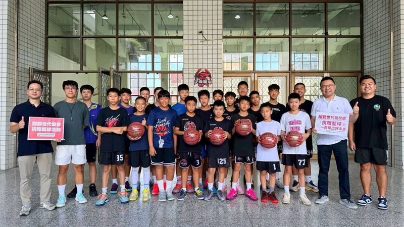 台北市躍動世代協會20日攜手台北市議員張斯綱,到天母國中及三玉國小捐贈全新籃球,讓每個孩子都有追夢機會。(圖/台北市躍動世代協會提供)