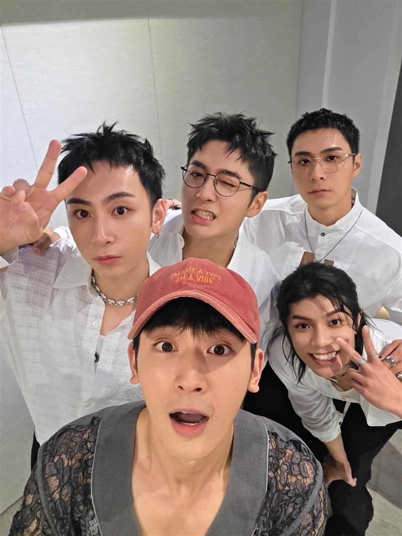 小樂約男團拍影音。(圖/Live Nation Taiwan、藝和創藝 提供)