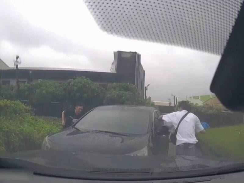 陳男當場發狂衝撞偵防車試圖逃逸。(圖/翻攝畫面)