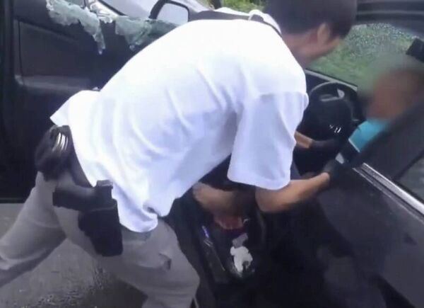 亡命毒梟暴走猛撞偵防車!警破窗拖出壓制 一搜驚見「毒品行動廚房」(圖/翻攝畫面)