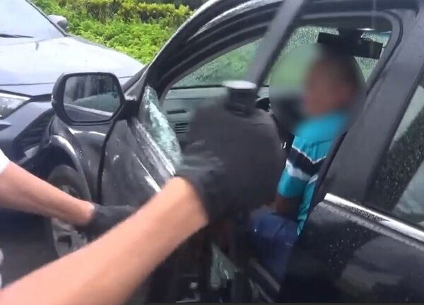 陳男撞擊偵防車,員警見狀擊碎車窗,將陳男及同車林女拖下車壓制逮捕。(圖/翻攝畫面)