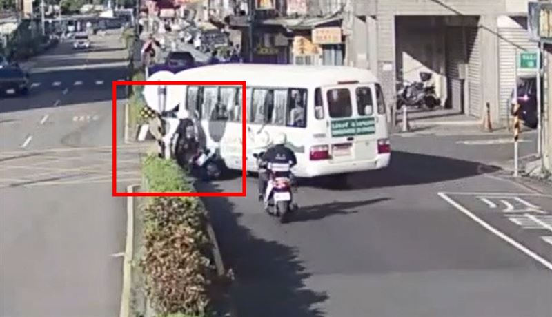 監視器錄下學生專車撞上警用機車瞬間。(圖/翻攝畫面)
