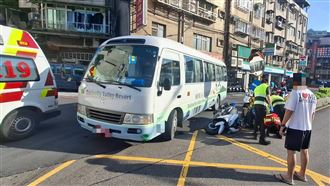 學生專車未打方向燈就迴轉！擦撞警害送醫