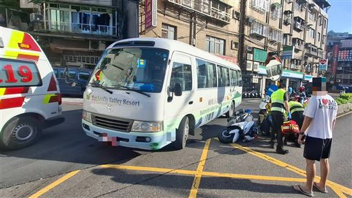 學生專車未打方向燈就迴轉！擦撞警害送醫