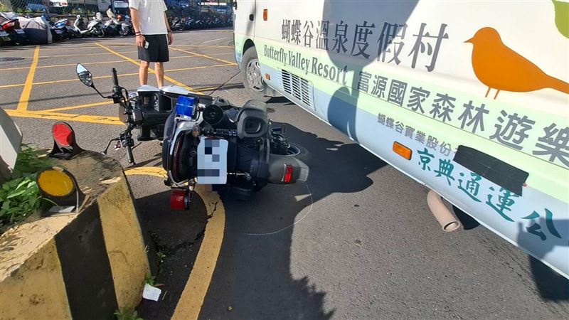 警用機車被撞倒地。(圖/翻攝畫面)
